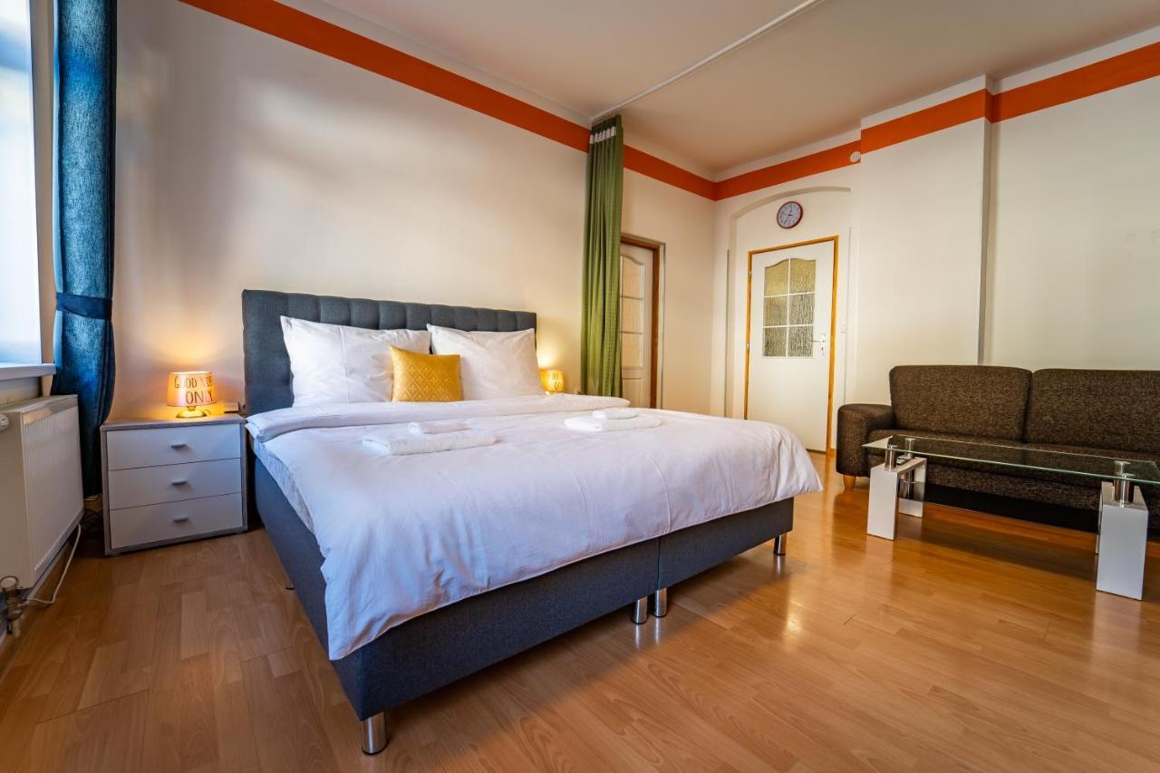 Tuan Long Apartments Яхимов Экстерьер фото