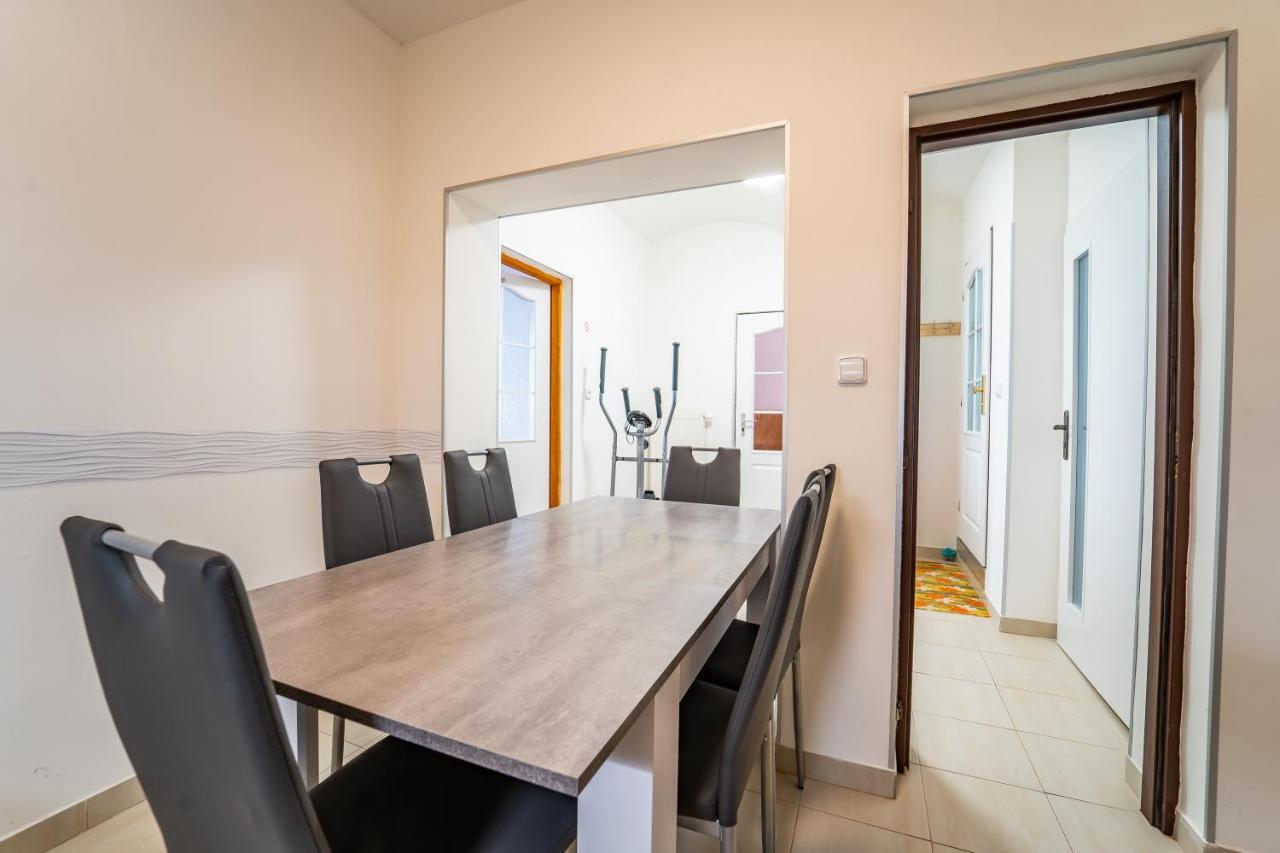 Tuan Long Apartments Яхимов Экстерьер фото